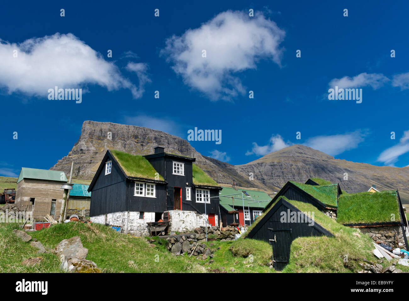 Traditionellen Rasen Häuser, Holzhäuser mit Rasen Dächer und steinernen Fundamenten, Gásadalur Vágar, Faroer Inseln, Dänemark Stockfoto