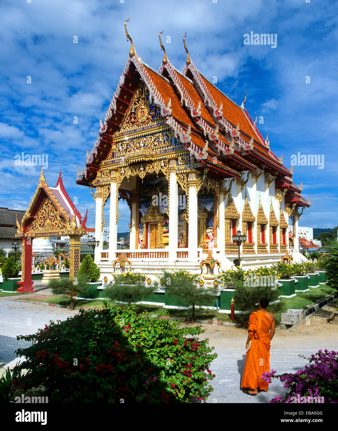 Mönch stand vor Wat Phra Nang Sang, ein buddhistischer Tempel, Phuket, Phuket Provinz, Thailand Stockfoto