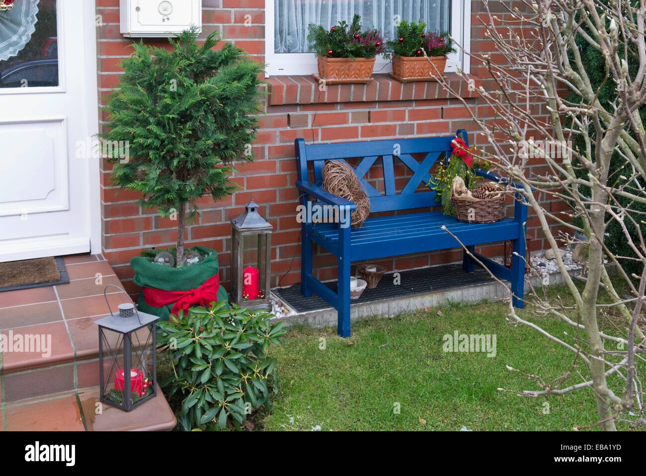 Vorderer Garten mit Weihnachten Dekoration Stockfoto