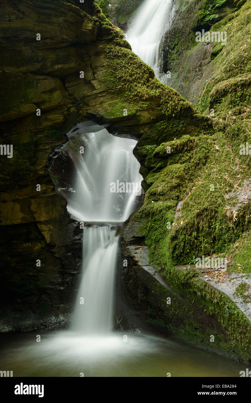 Der berühmte kreisförmige Eingang St. Nectan's Glen Waterfall in der Nähe von Tintagel, Cornwall. Stockfoto