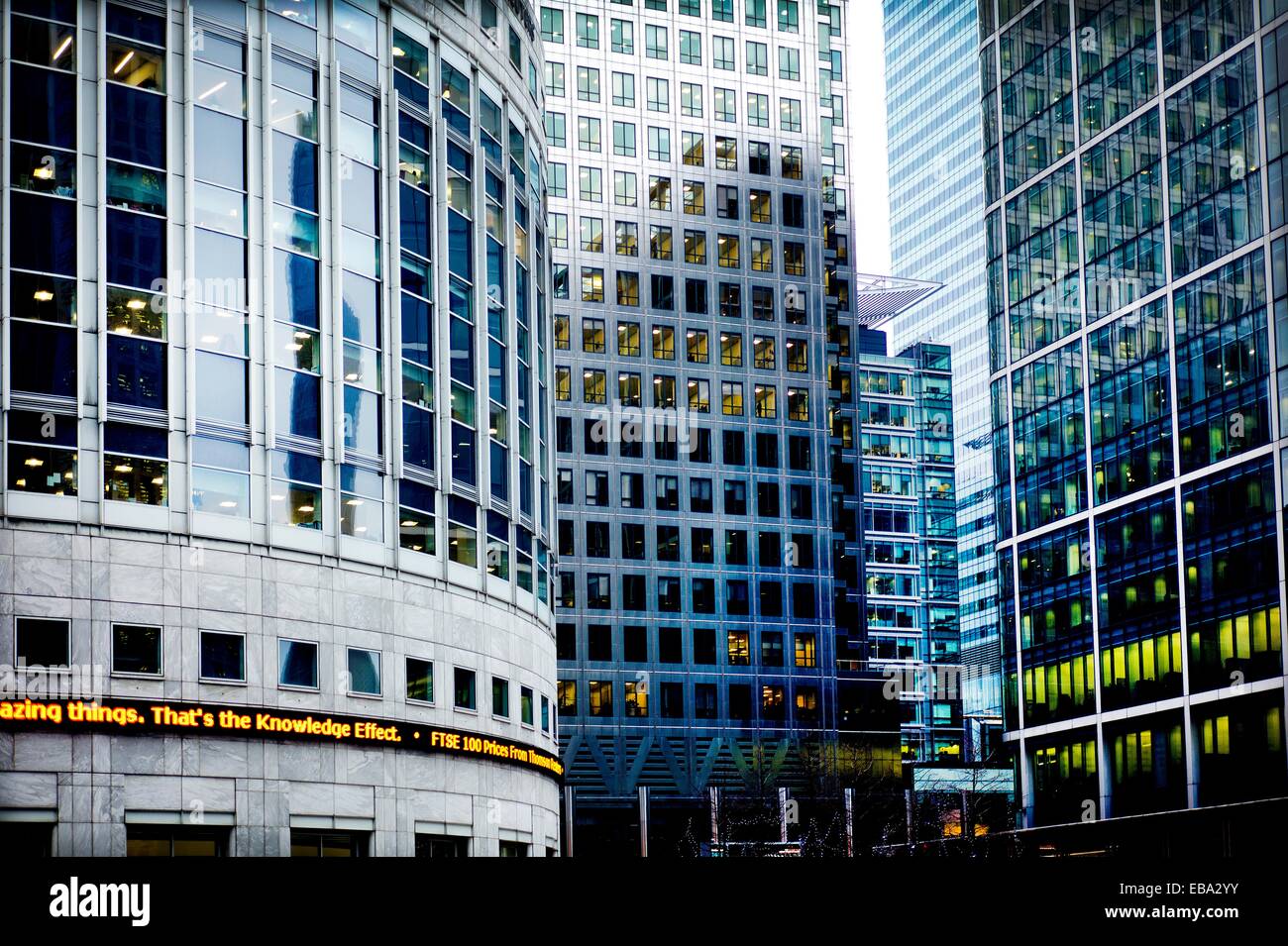 Vista de Edificios de Canary Wharf Con Oficinas y Informacion de Börse,  Canary Wharf Gebäude mit Büros Stockfotografie - Alamy
