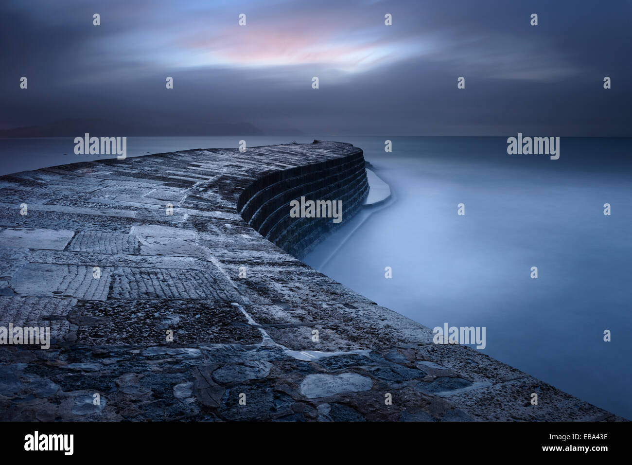 Eine lange Belichtung Cobb bei Lyme Regis, Dorset, in der Morgendämmerung. Stockfoto