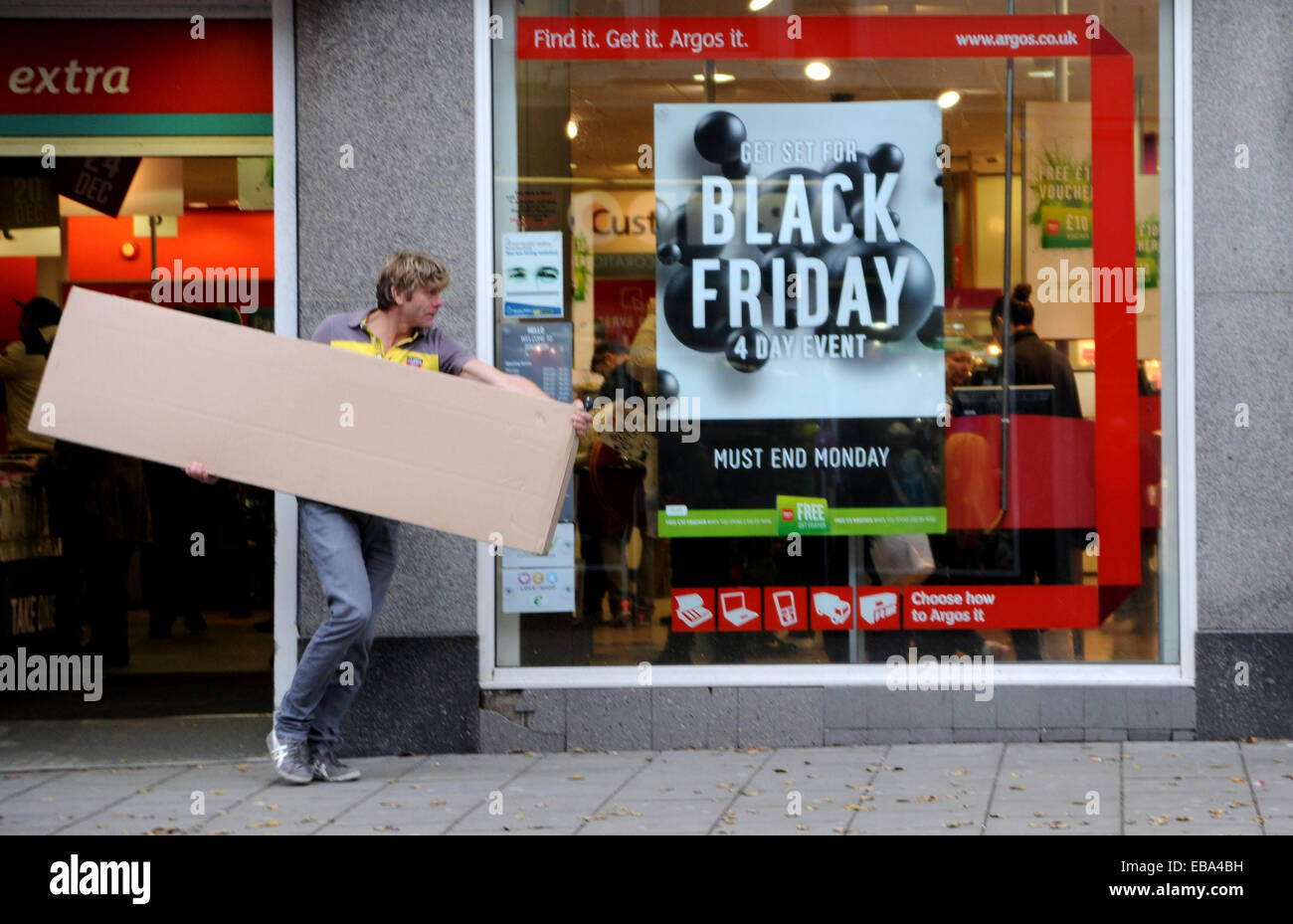 Brighton, UK. 28. November 2014. Shopper, in Brighton heute Morgen für den Black Friday geltenden Einkaufstag wo Shops ihre Preise senken und bieten Schnäppchen für Weihnachten schwarz Freitag stammt aus Amerika, wo Geschäfte traditionell ihre Preise nach Thanksgiving Foto genommen von Simon Dack/Alamy Live News Schrägstrich, Stockfoto