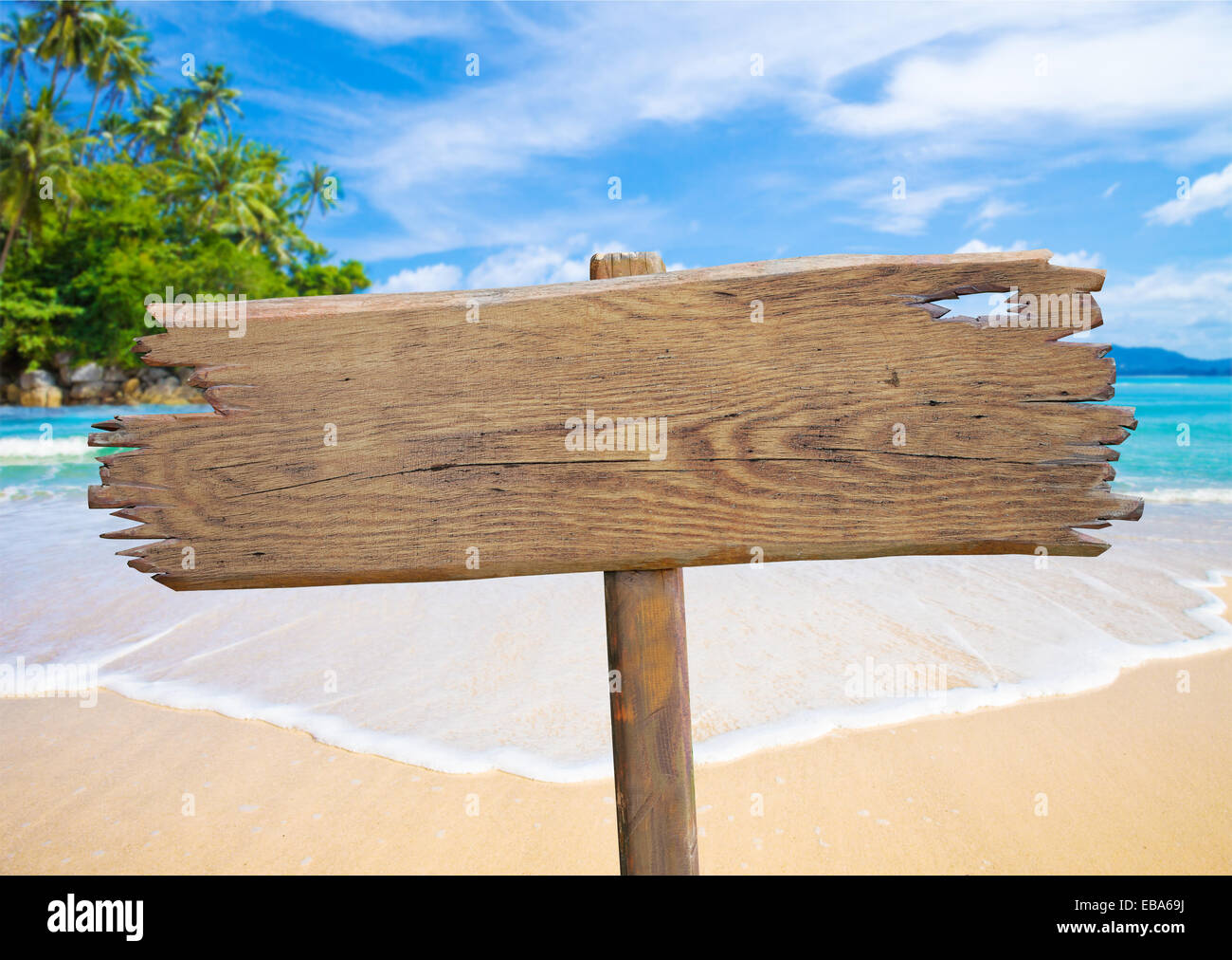 alte hölzerne Schild am tropischen Strand Stockfoto