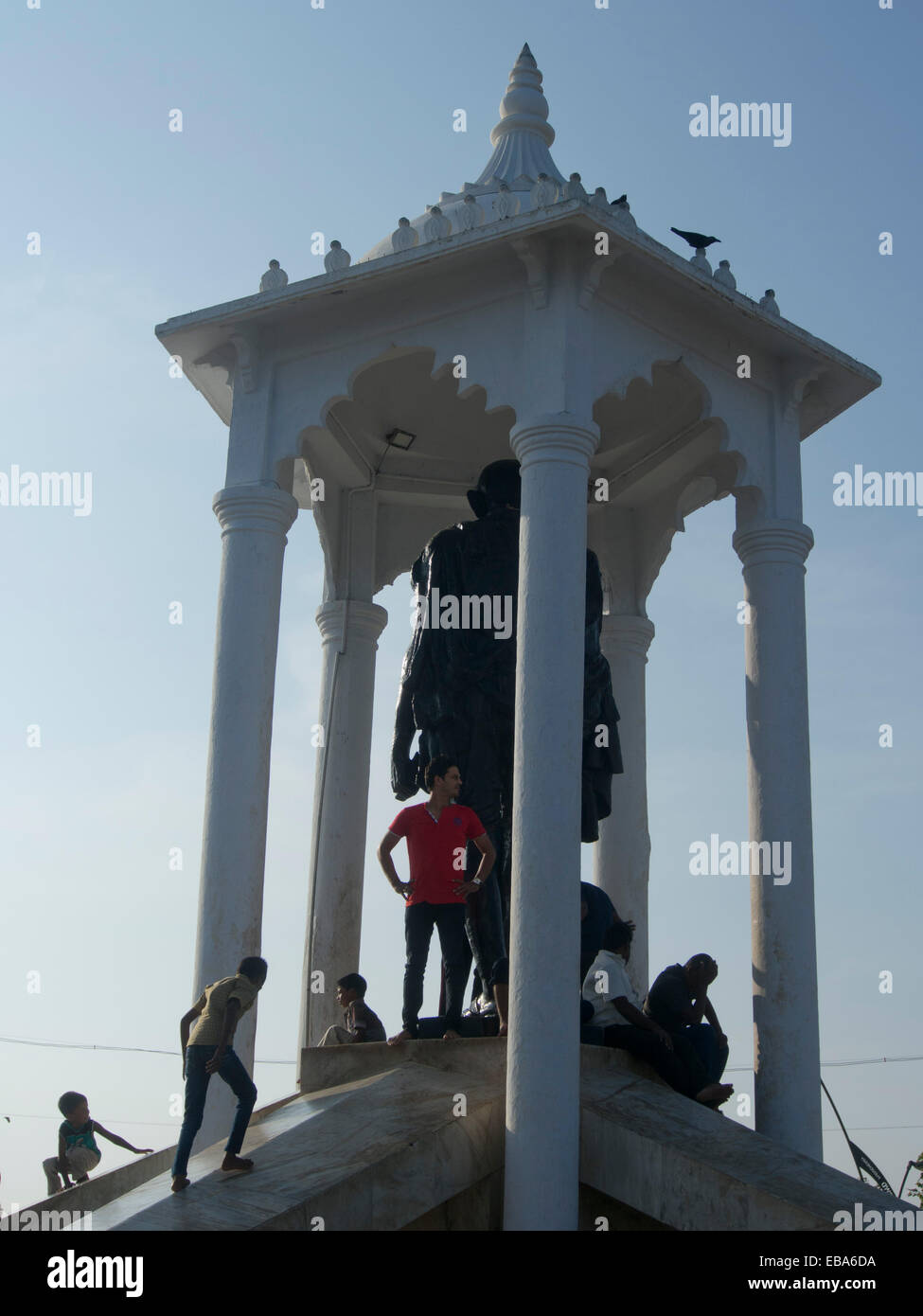 Kinder spielen durch ein Denkmal Mahatma Ghandi in Pondicherry, Tamil Nadu, Indien Stockfoto