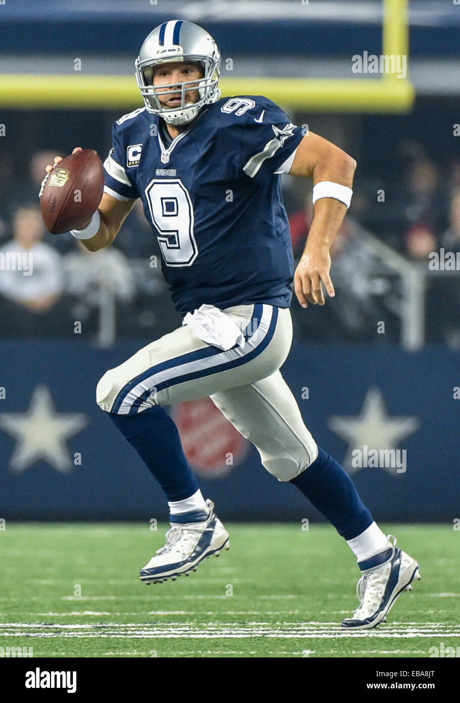 Arlington, Texas, USA. 27. November 2014. Dallas Cowboys-Quarterback Tony Romo (9) rollt ...bei einem NFL Football-Spiel zwischen der Philadelphia Eagles und Dallas Cowboys auf Donnerstag, 27. November 2014, im AT&T Stadium in Arlington, Texas. Bildnachweis: Cal Sport Media/Alamy Live-Nachrichten Stockfoto