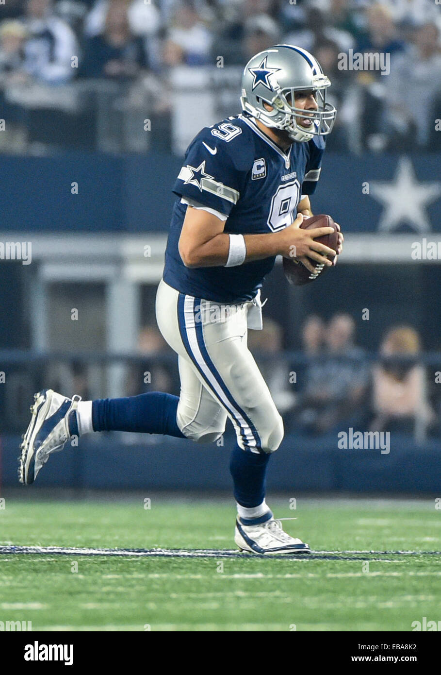 Arlington, Texas, USA. 27. November 2014. Dallas Cowboys-Quarterback Tony Romo (9) rollt ...bei einem NFL Football-Spiel zwischen der Philadelphia Eagles und Dallas Cowboys auf Donnerstag, 27. November 2014, im AT&T Stadium in Arlington, Texas. Bildnachweis: Cal Sport Media/Alamy Live-Nachrichten Stockfoto