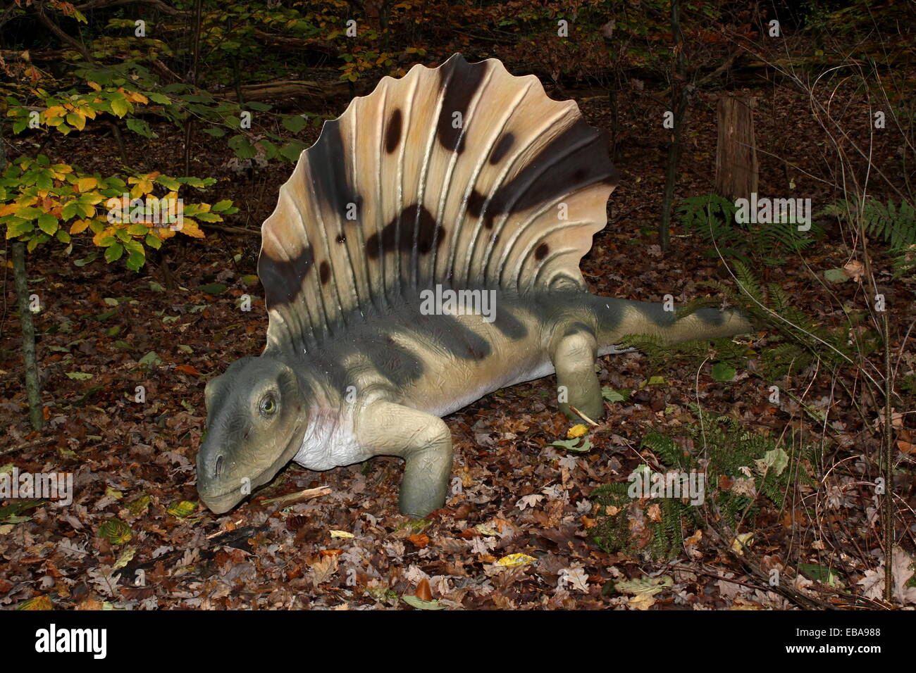 Edaphosaurus Proto-Dinosaurier (Devon / Karbon) mehr als 30 Arten von lebensechten Dino Statuen im Dinopark Amersfoort Niederlande Stockfoto