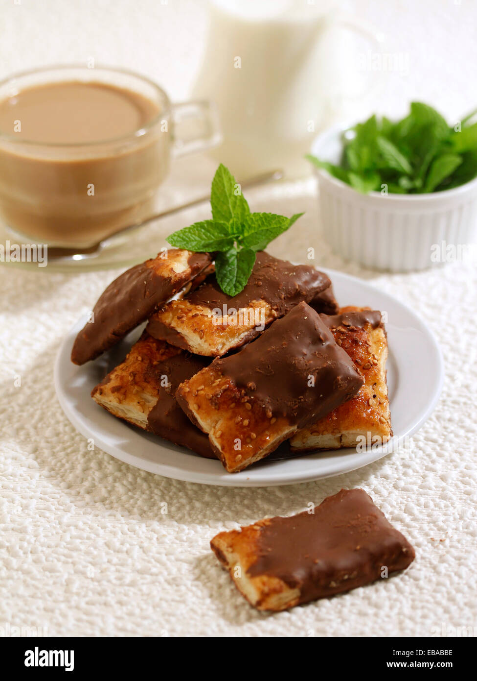 Blätterteig-Kekse mit Schokolade. Rezept zur Verfügung. Stockfoto