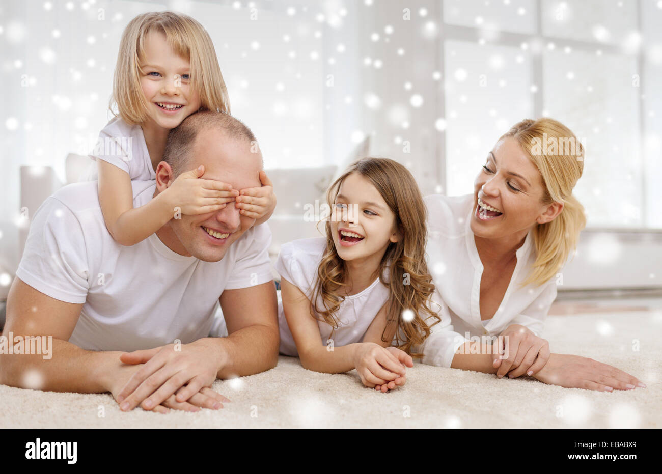lächelnd, Eltern und zwei kleine Mädchen zu Hause Stockfoto