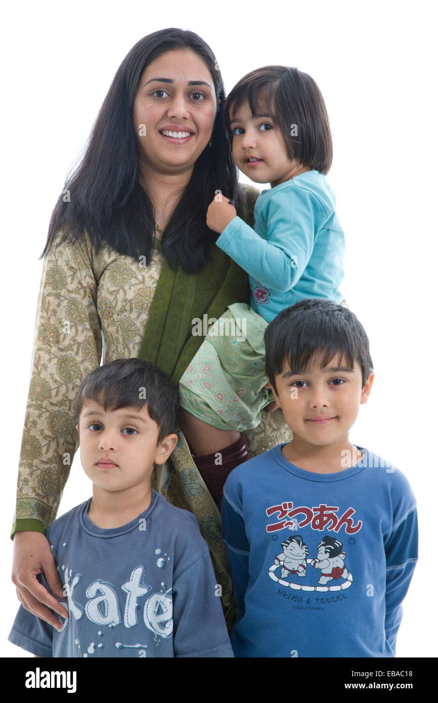 Porträt einer Mutter mit ihren Kindern im Studio, Stockfoto