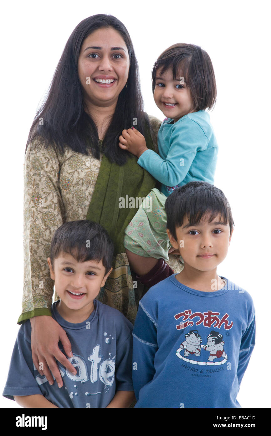 Porträt einer Mutter mit ihren Kindern im Studio, Stockfoto