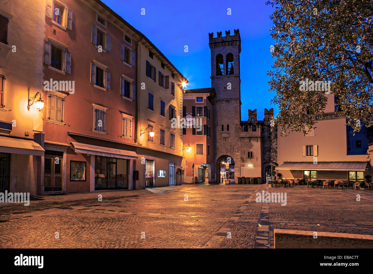 Riva del Garda Stadt bei Nacht, Italien Stockfoto