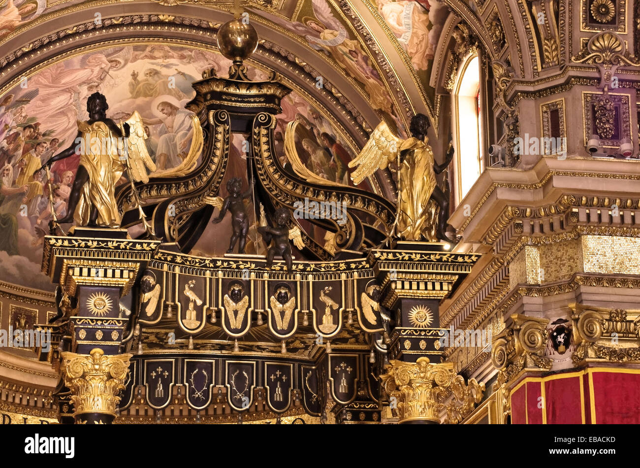 Malta, Gozo, Victoria (ehemals Rabat): Innenraum der malerischen Basilika St. Georg in der Hauptstadt Gozo. Stockfoto