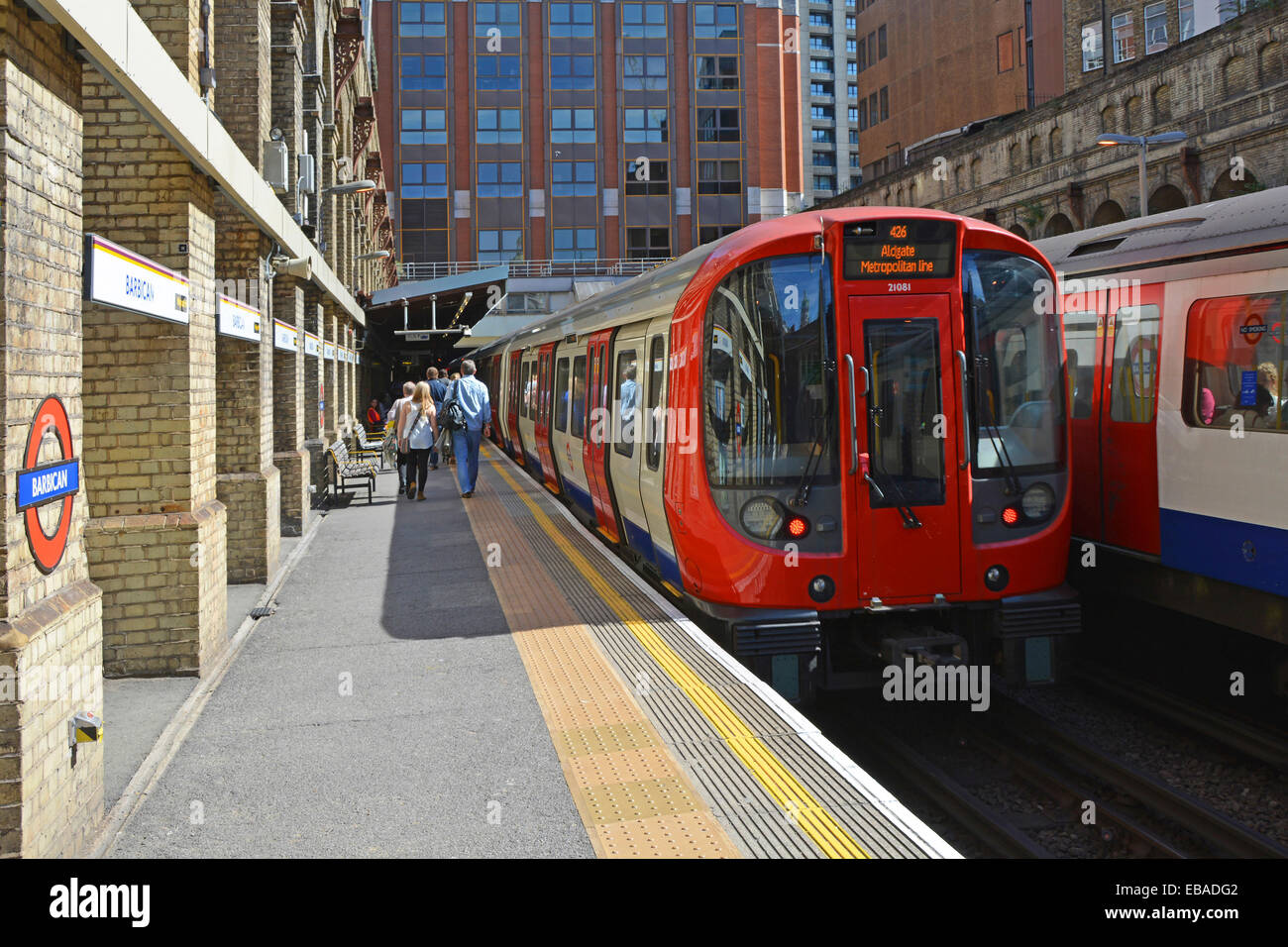 Sommerzugpassagiere verlassen die Züge der Londoner U-Bahn Metropolitan Line am Bahnsteig Barbican City of London England UK Stockfoto