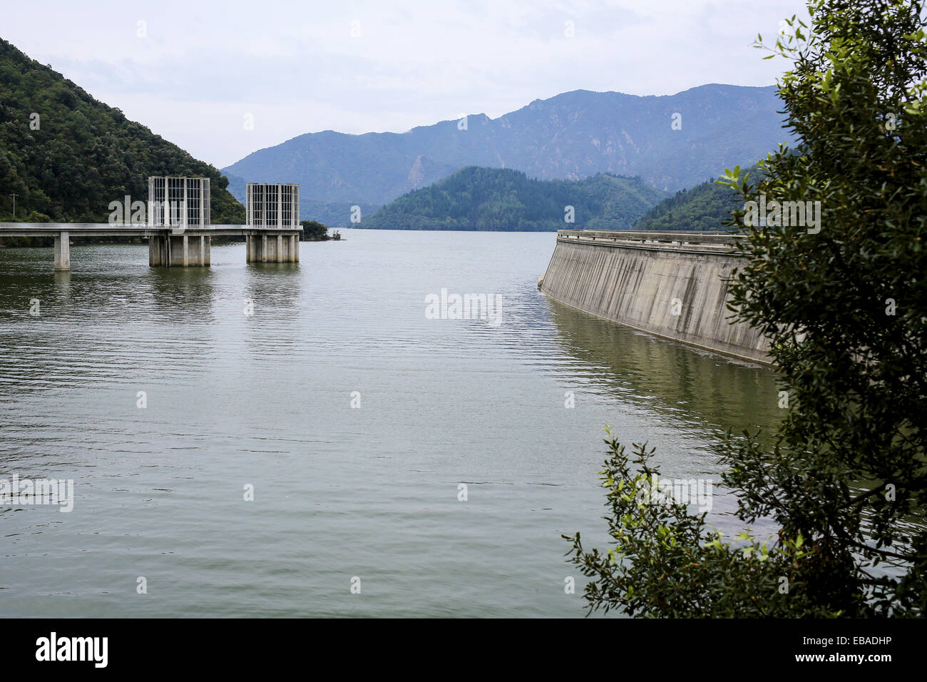 238 Bereich Körper des Wassers gebaut Struktur Kapazität Catalonia Farbbild enthalten kubische dam Tag Europa voll Provinz Girona Stockfoto