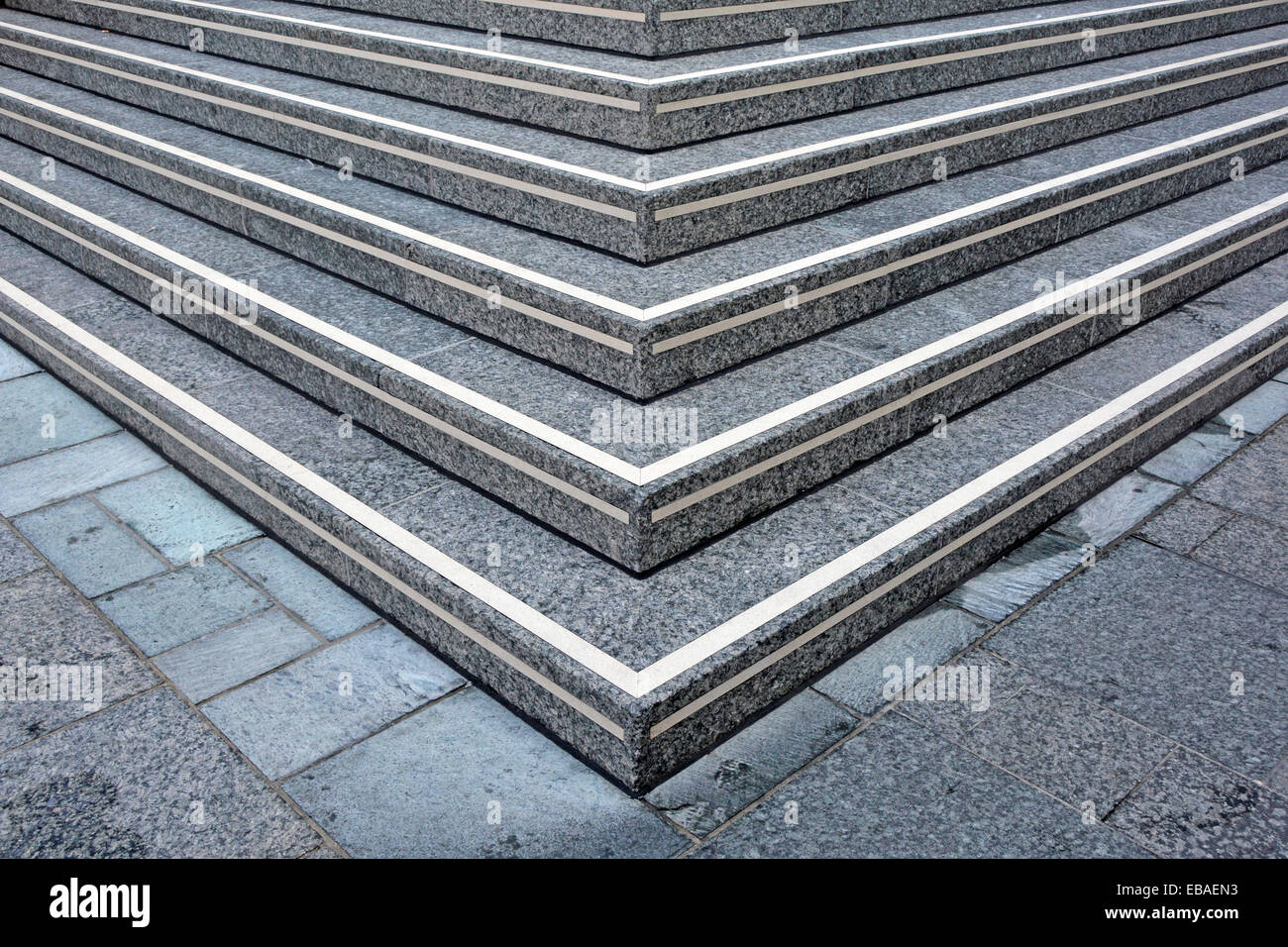 Konzept Erreichen Sie die obere Ecke der Treppe mit gesprenkelten Steinen Eingang zu erhöhten öffentlichen Gehweg, der zum Bürogebäude Eingang London England UK führt Stockfoto