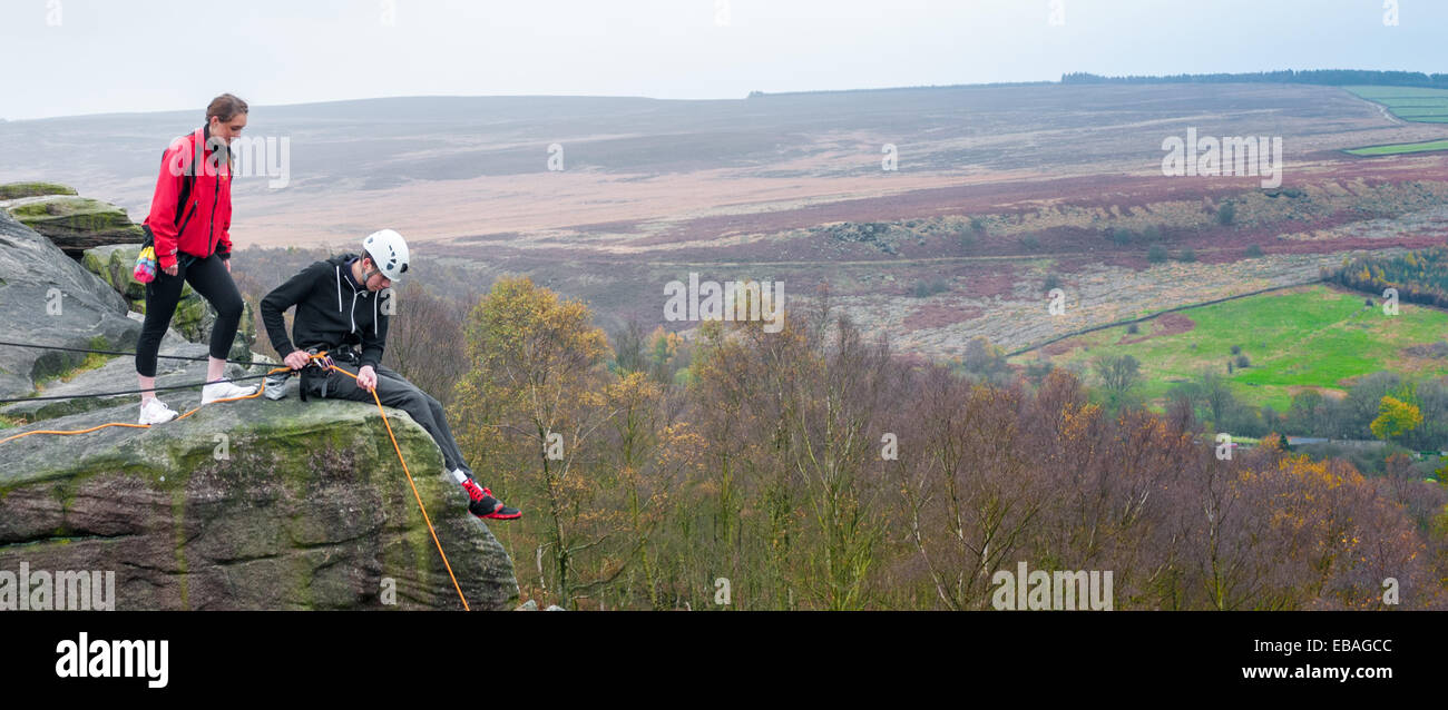 Junge Sportkletterer am birchenfarbig Rand in The Peak District von Derbyshire Stockfoto