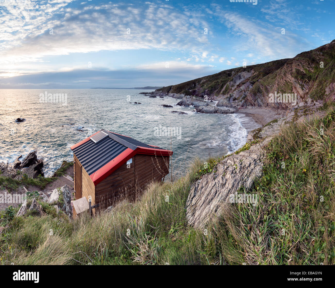Holzhütte auf Klippen am Freathy an der Whitsand Bay in Cornwall Stockfoto