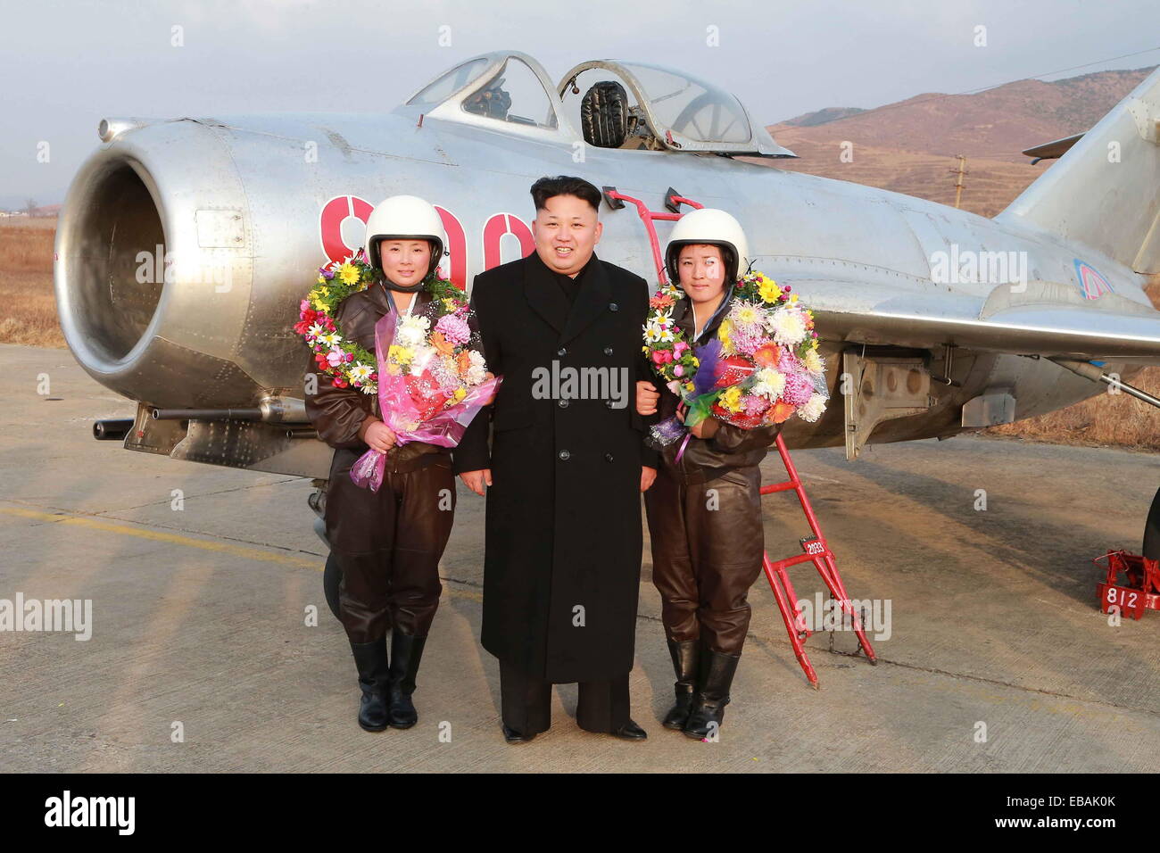 Pjöngjang, Nordkorea. 28. November 2014. Foto zur Verfügung gestellt von Korean Central News Agency (KCNA) am 28. November 2014 zeigt Top-Leader der Demokratischen Volksrepublik Korea (DVRK) Kim Jong Un (C) posiert für Fotos mit zwei Pilotinnen nach Instruktion des Flug-Bohrers von Pilotinnen der der koreanischen Armee (KPA) Luft und Anti-Air Force. (Xinhua/KCNA) (Dzl) Bildnachweis: Xinhua/Alamy Live-Nachrichten Stockfoto