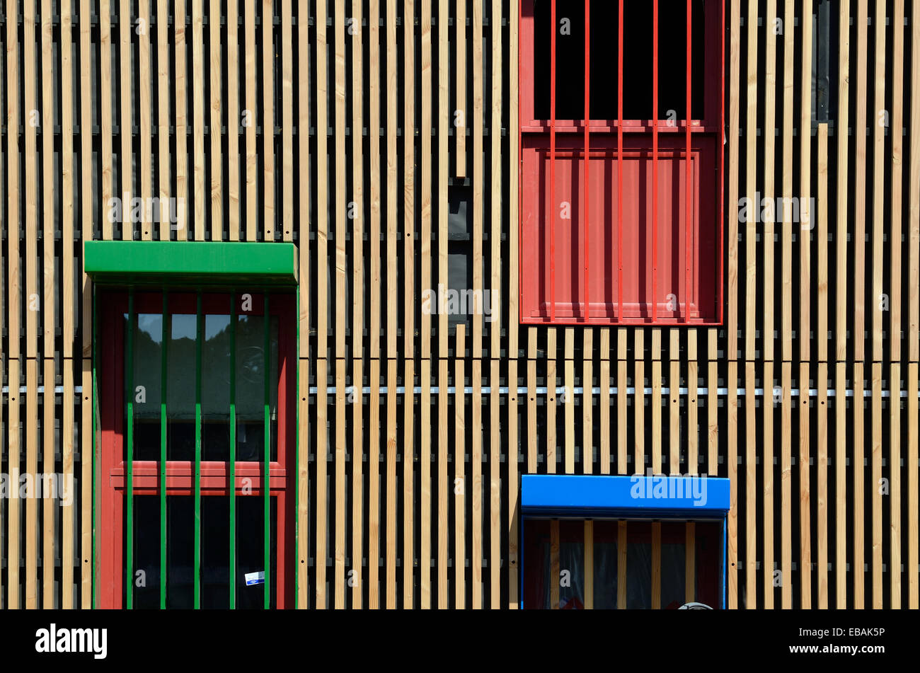 Aus Holz oder Holz-Federbeine auf Fachwerk-Bau und Fenster Stockfoto