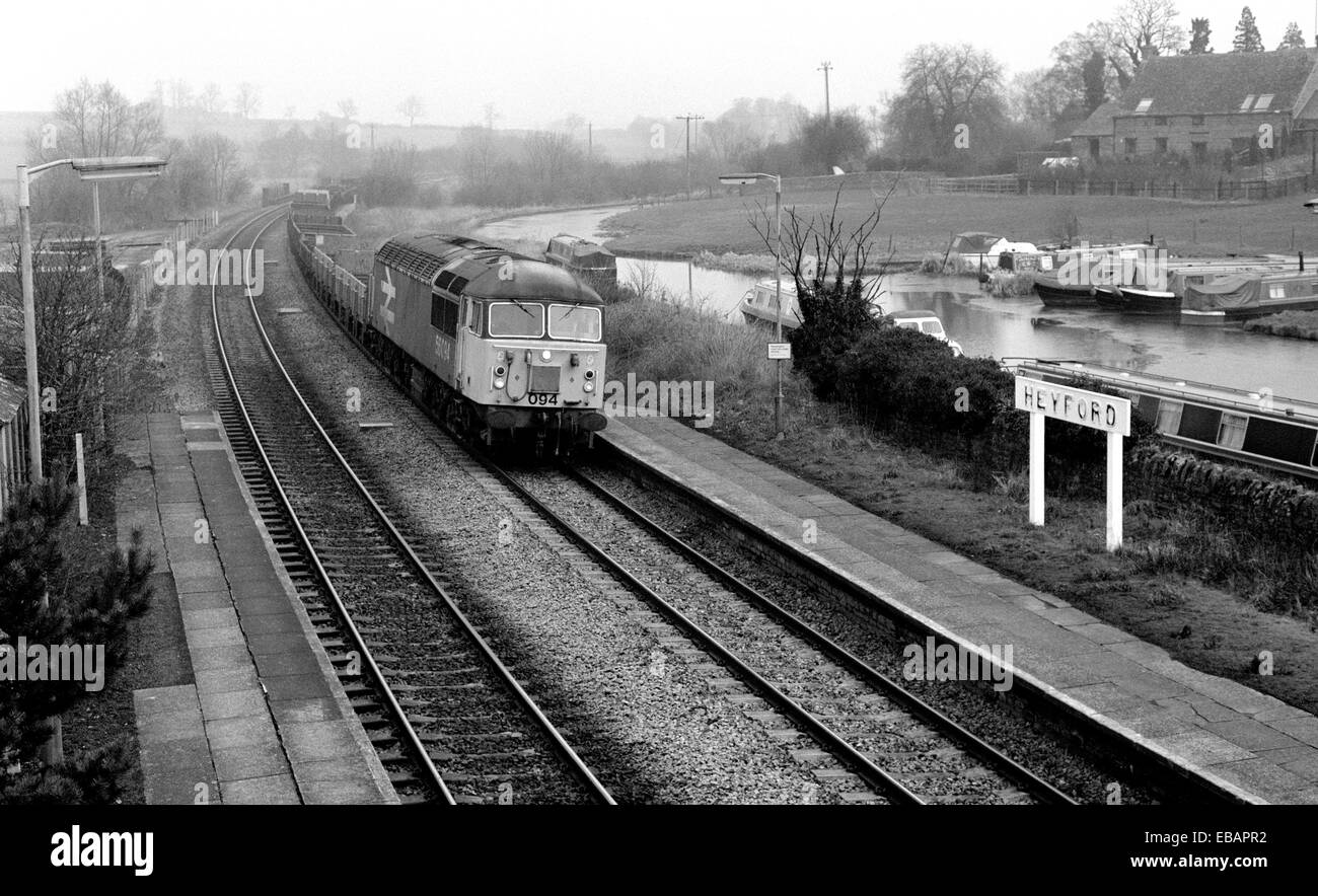 Klasse 56 Diesellok keine 56094 ziehen Güterzug an Heyford Station, Oxfordshire, Vereinigtes Königreich. 1987 Stockfoto