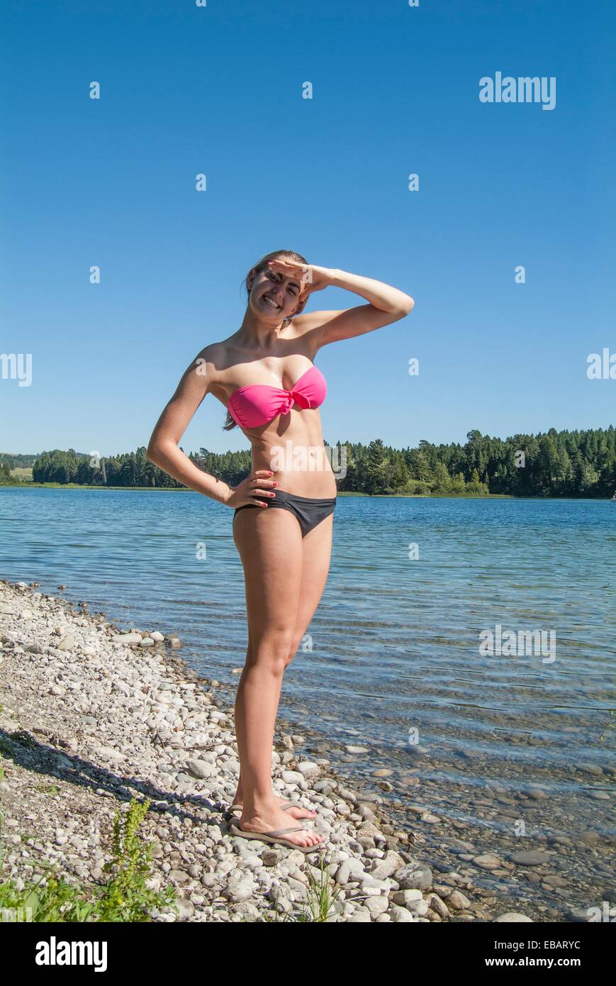 Ein 16 Jahres altes Mädchen im Bikini steht an einem See im südlichen Alberta, Kanada Stockfoto