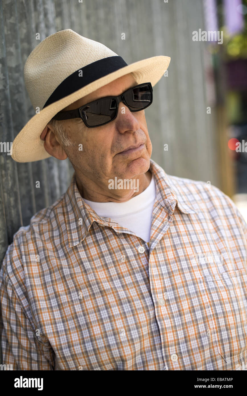 Mann, 58, einem Panama-Hut und eine Sonnenbrille tragen Stockfotografie -  Alamy