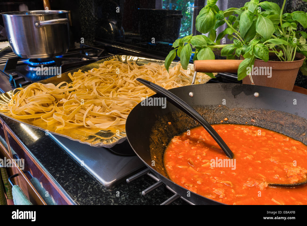 Bandnudeln oder Tagliatelle mit Sauce Bolognese Kochen bereit Stockfoto