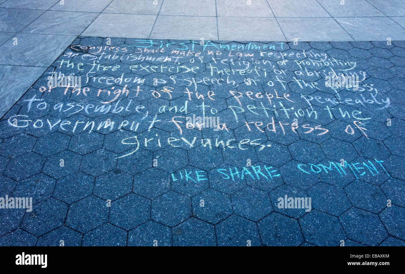 Worte von The First Amendment der Verfassung von den US of A geschrieben auf dem Boden im Washington Square Park in New York City Stockfoto
