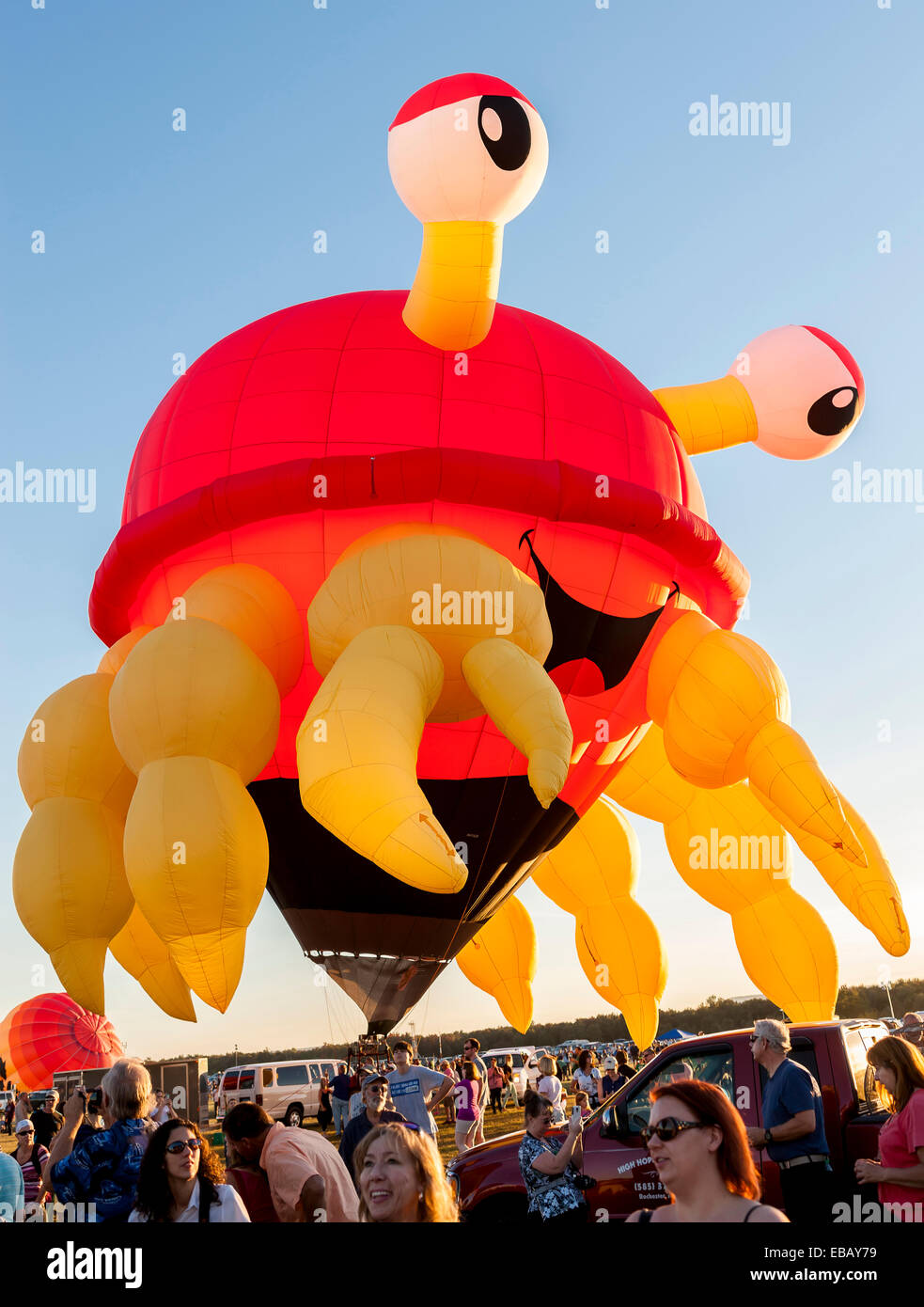 Queesbury, New York, USA - 20. September 2013: Die Massen sehen wie ein spezielle Form Heißluftballon vor Flug aufgeblasen wird Stockfoto