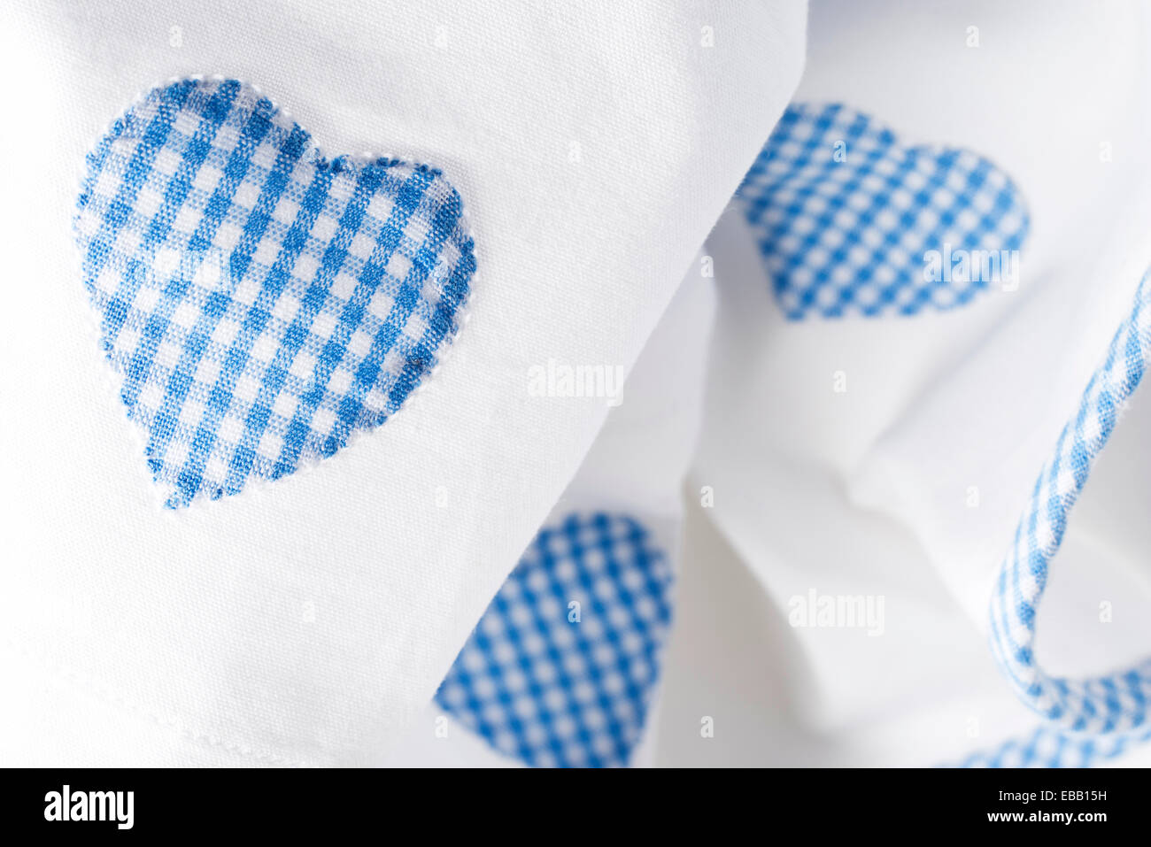 "Gingham" Applikation Herzen auf weißer Baumwolle Blattmaterial. Stockfoto