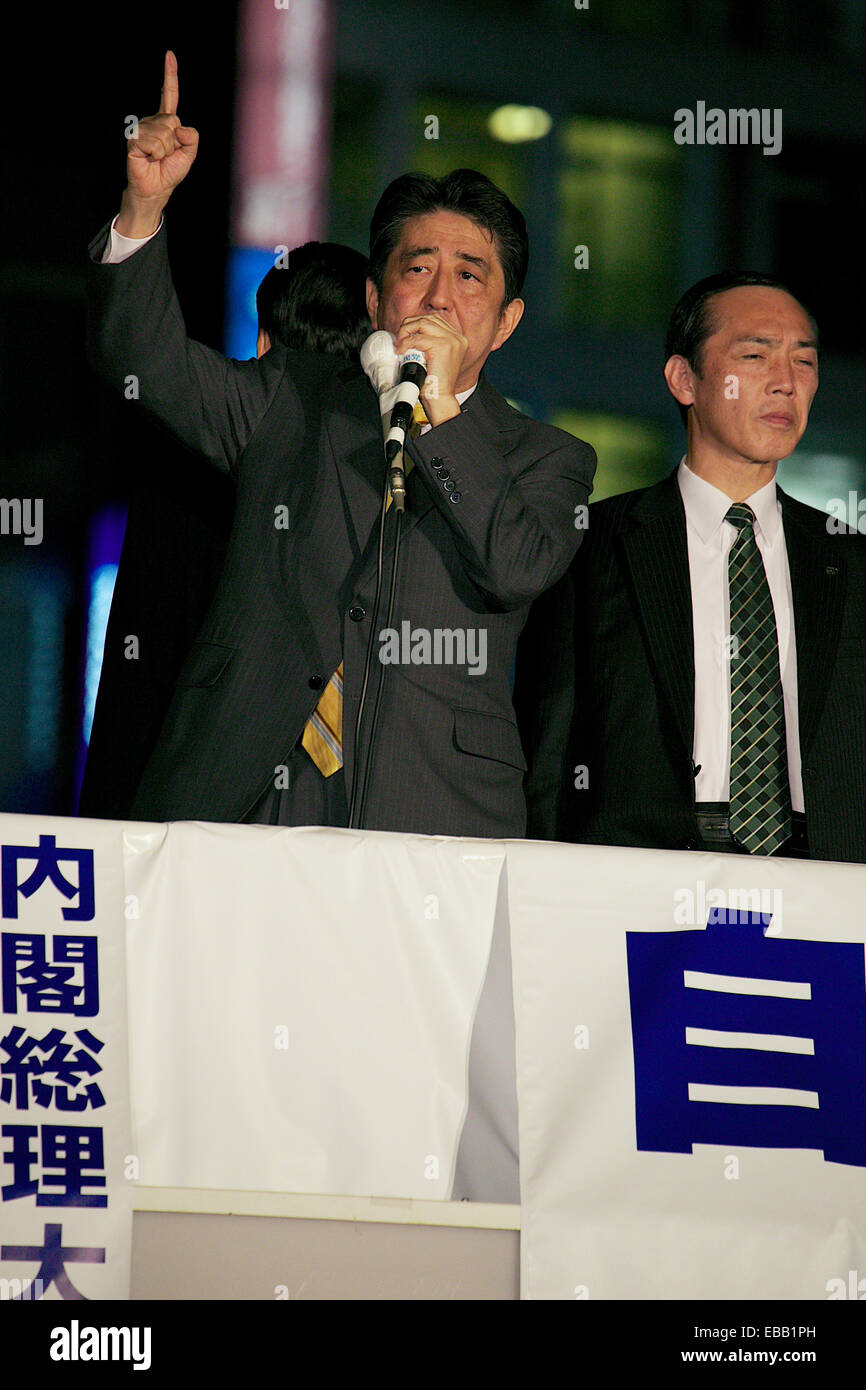 Shinzo Abe, 28. November 2014: Japans Premierminister und Führer der Liberaldemokratische Partei (LDP) Shinzo Abe spricht für Fußgänger und Datenträger außerhalb des Shinjuku Station am 28. November 2014 in Tokio, Japan. Abe das Unterhaus Japans Parlament fordern eine Überraschung Parlamentswahl 14.Dezember nur 2 Jahre in seiner vierjährigen Amtszeit aufgelöst. Die Wahl gilt als ein Weg, um Unterstützung für Abe es Richtlinien einschließlich der "Abenomics" und seine Entscheidung zu einen geplanten Anstieg Japans Steuersatz auf 10 Prozent bis zum April 2017 verzögern zu stärken. (Foto von Rodrigo Reyes Marin/AFLO () Stockfoto