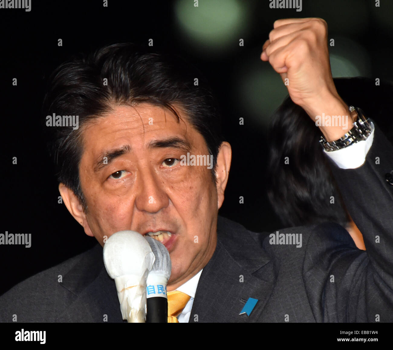 Tokio, Japan. 28. November 2014. Japans Ministerpräsident Shinzo Abe macht eine starke Anziehungskraft für Unterstützung, wie er eine riesige Menschenmenge auf der Tokyo Shinjuku Bahnhof auf Freitag, 28. November 2014 Adressen. Abe die Diät am 21. November aufgelöst und genannt eine Snap-Wahl am 14. Dezember. Bildnachweis: Natsuki Sakai/AFLO/Alamy Live-Nachrichten Stockfoto