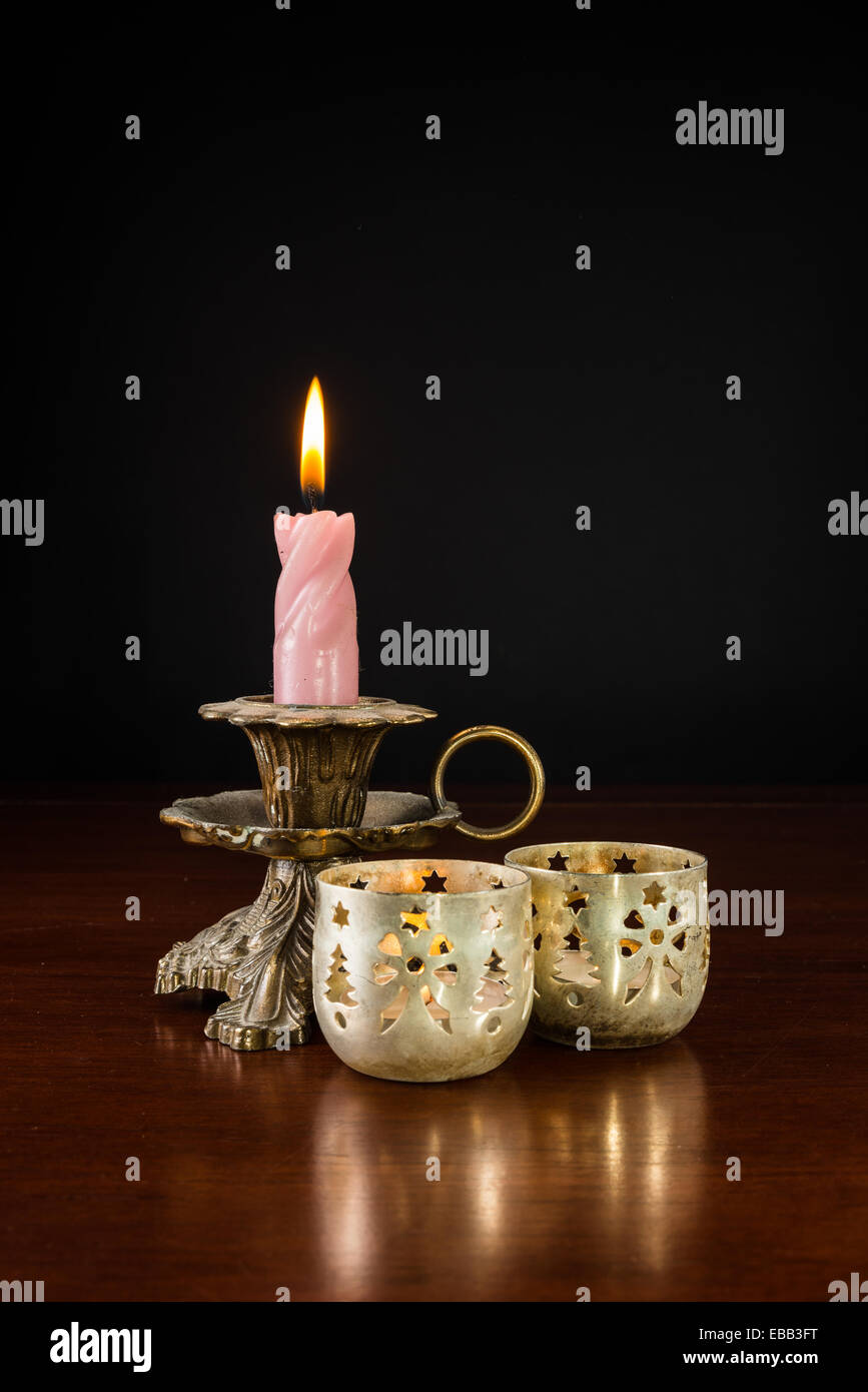 Eingestellt von Weihnachtskerze auf einem Holztisch mit Flamme auf Stockfoto