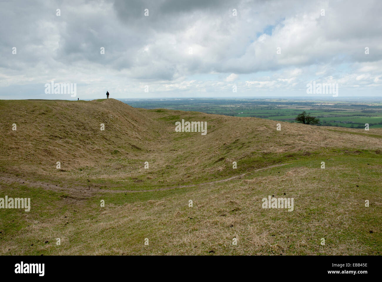 Graben und Bank bei Uffington Wallburg mit Blick über Wiltshire Stockfoto