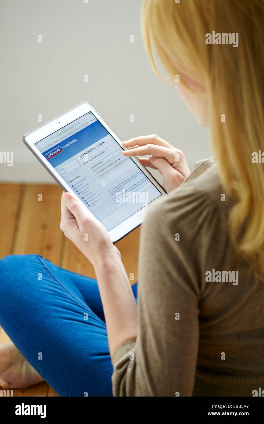 Frau, banking, Online-mit einem iPad Stockfoto