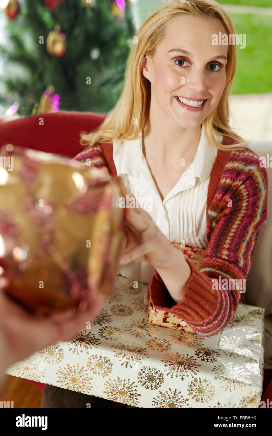 Frau empfangen vorhanden Stockfoto