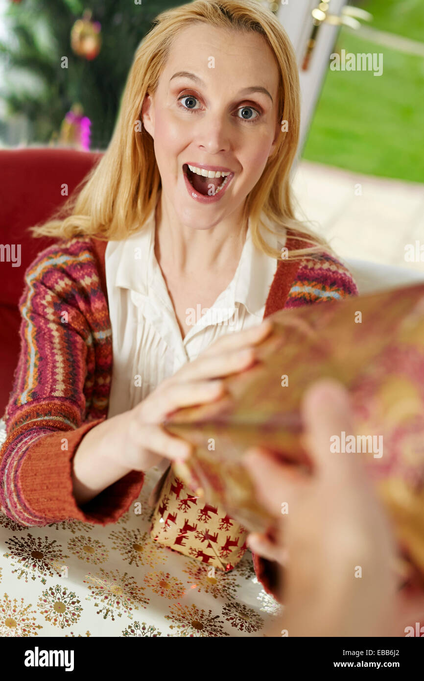 Frau empfangen vorhanden Stockfoto