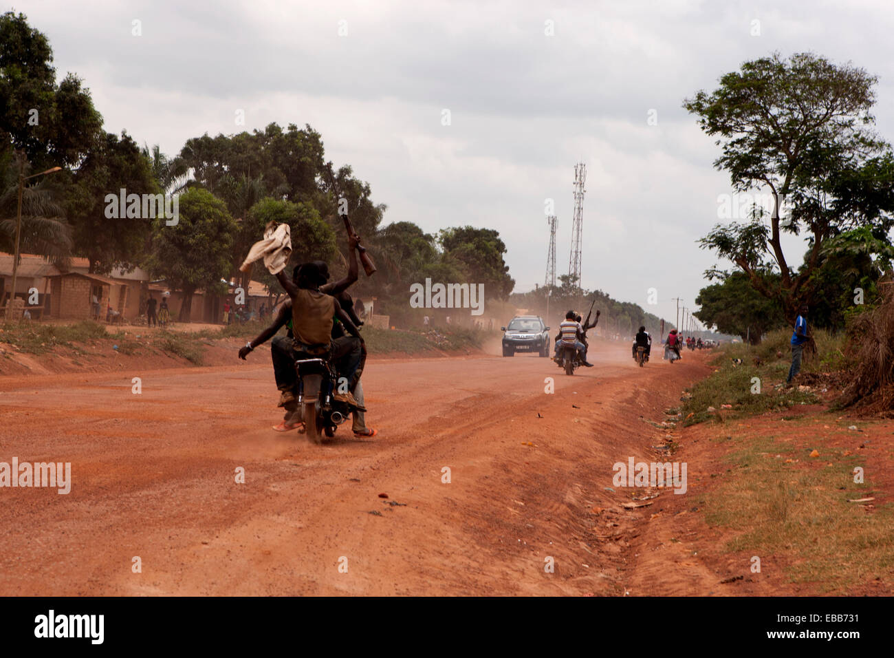 Anti-Balaka fährt ein Motorrad mit einem Gewehr, Innenstadt von Bangui, Zentralafrika Stockfoto