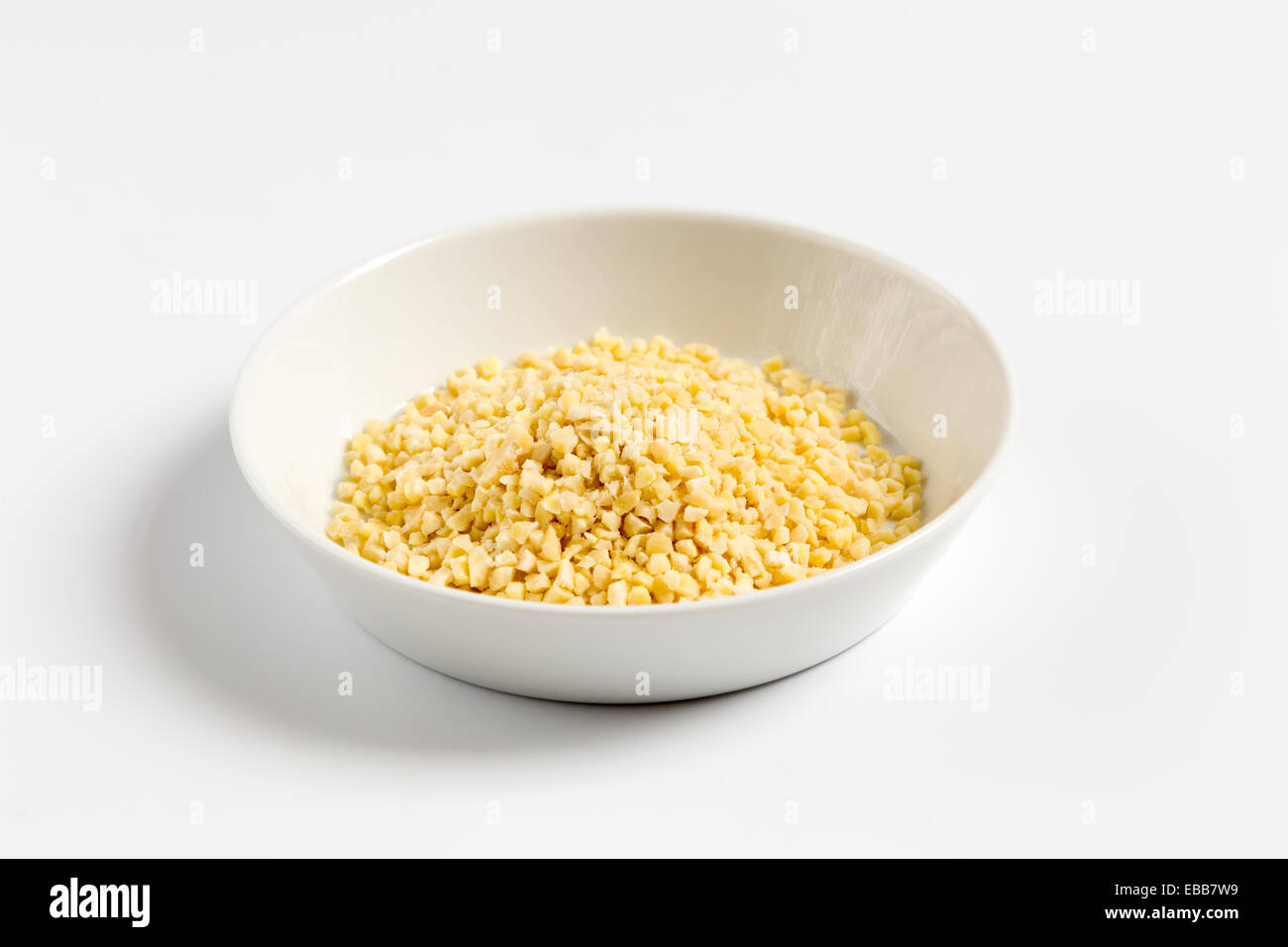 Gehackte süße Mandeln als Schnitt. Stockfoto