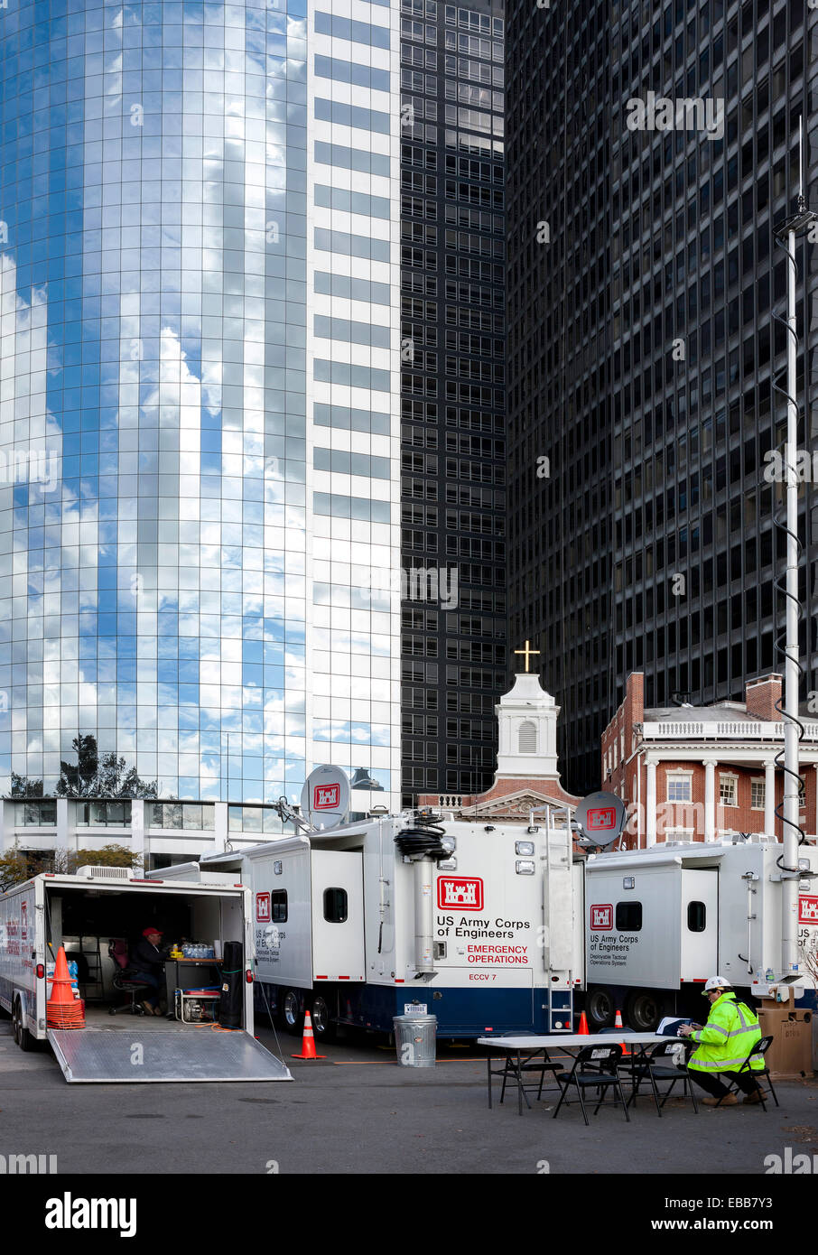 New York City, USA - 2. November 2012: US Army Corps of Engineers arbeitet auf Staten Island Ferry Station rehabilitation Stockfoto New York City, USA - 2. November 2012: US Army Corps of Engineers arbeitet auf Staten Island Ferry Station rehabilitation Stockfoto
