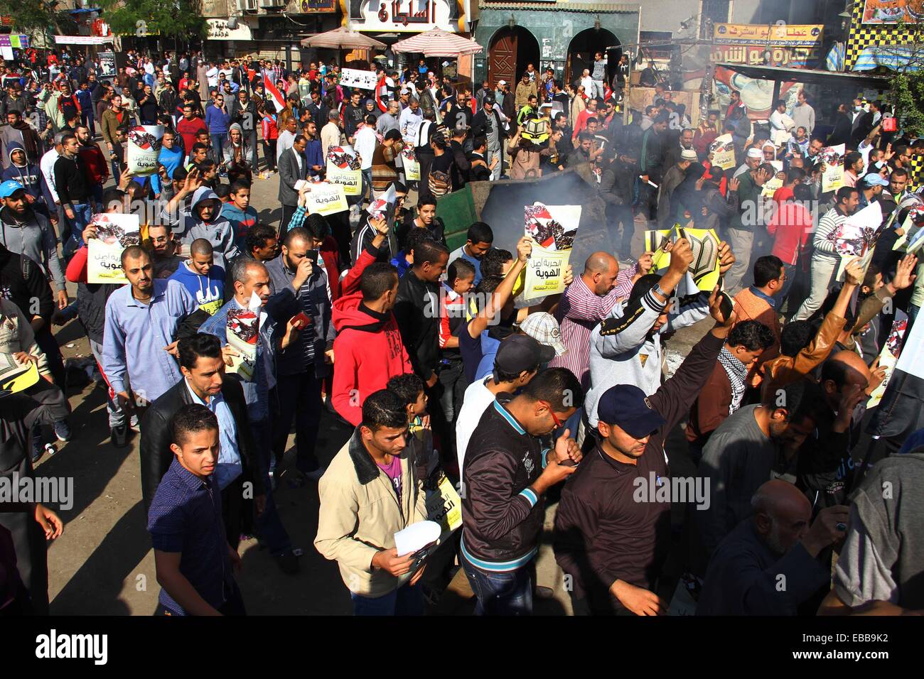 Kairo, Ägypten. 28. November 2014. Anhänger des gestürzten islamistischen Präsidenten Mohamed Morsi besuchen eine Demonstration in Kairos Al Matariyyah Bezirk, Ägypten, am 28. November 2014. Eine schwere Explosion wurde am Freitagnachmittag um Ramses Hilton Hotel in der Nähe von Tahrir-Platz in der Innenstadt von Kairo, hört wo eine pro-militärische Demonstration stattfand. Auf der anderen Seite wurden zwei Menschen bei Kairos Al Matariya Nachbarschaft Tote bei Zusammenstößen zwischen Polizisten und Demonstranten erschossen. Bildnachweis: Ahmed Gomaa/Xinhua/Alamy Live-Nachrichten Stockfoto