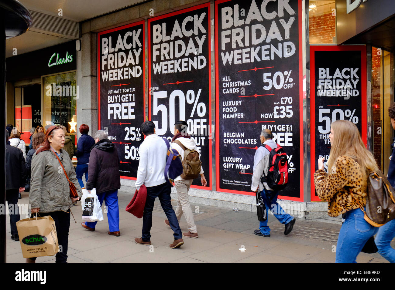 Käufer Fuß in Oxford Street, am schwarzen Freitag. Stockfoto