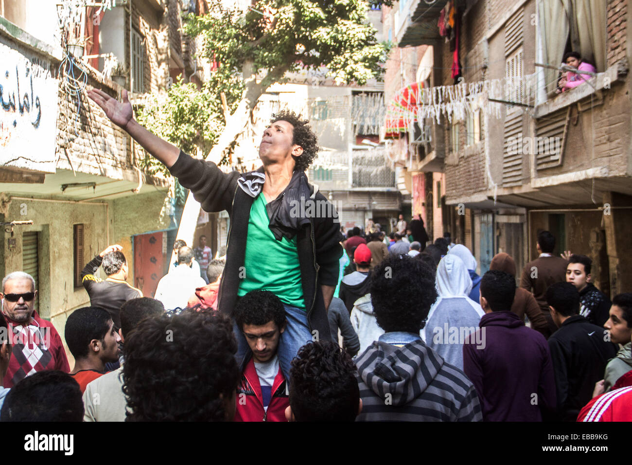 Kairo, Ägypten. 28. November 2014. Anhänger des gestürzten islamistischen Präsidenten Mohamed Morsi besuchen eine Demonstration in Kairos Al Matariyyah Bezirk, Ägypten, am 28. November 2014. Eine schwere Explosion wurde am Freitagnachmittag um Ramses Hilton Hotel in der Nähe von Tahrir-Platz in der Innenstadt von Kairo, hört wo eine pro-militärische Demonstration stattfand. Auf der anderen Seite wurden zwei Menschen bei Kairos Al Matariya Nachbarschaft Tote bei Zusammenstößen zwischen Polizisten und Demonstranten erschossen. Bildnachweis: Pan-Chaoyue/Xinhua/Alamy Live-Nachrichten Stockfoto