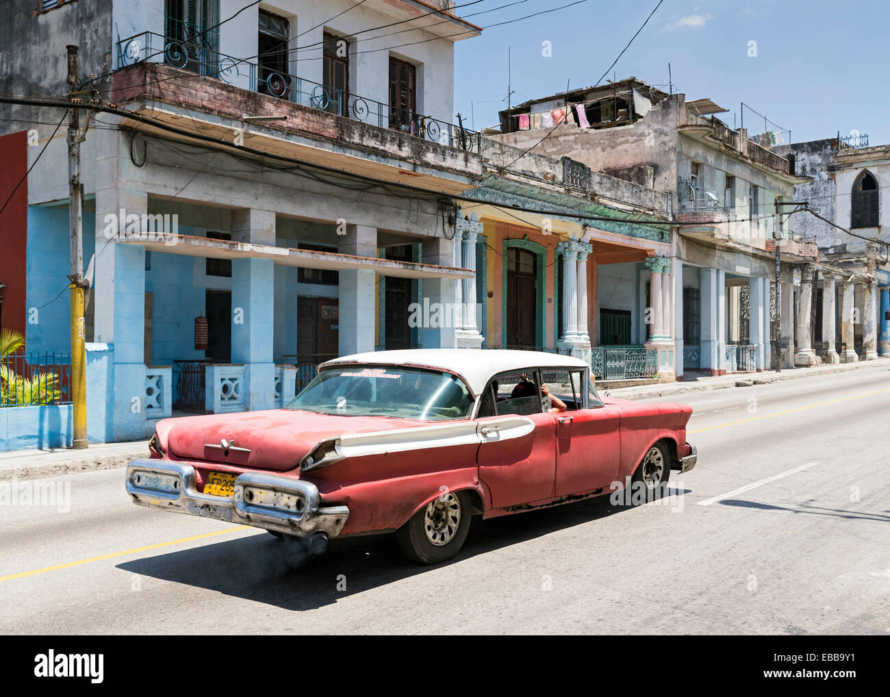 Havanna, Kuba - 5. Mai 2014: Alte amerikanische Oldtimer. Oldtimer sind in Kuba noch gebräuchlich und alte Hasen geworden ein ico Stockfoto