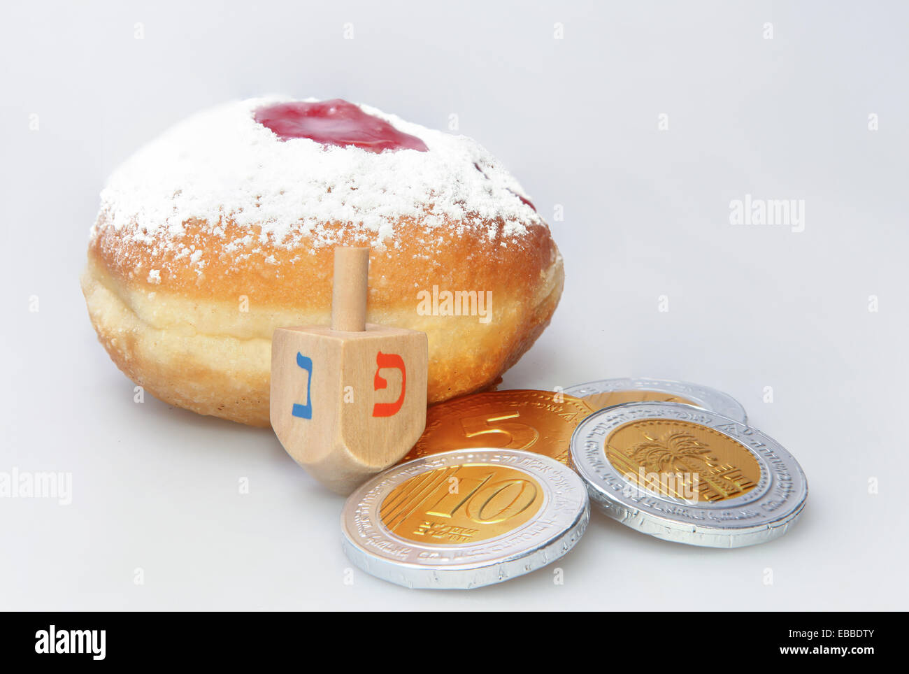 Chanukka Donut und Spinning Top - traditionelle jüdische Feiertag Lebensmittel und Spielzeug. Stockfoto