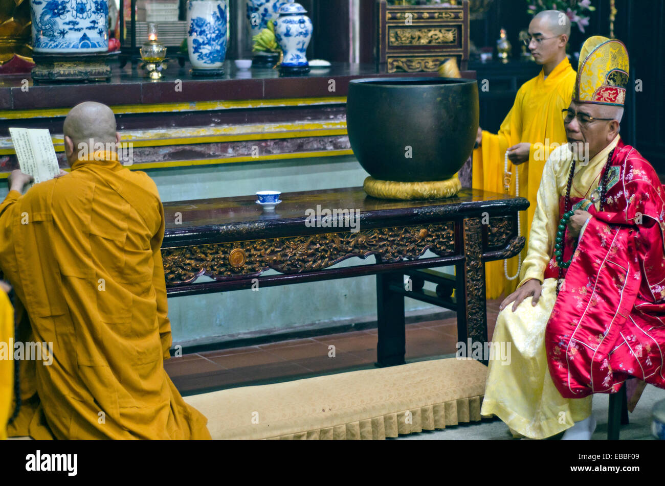 Buddhistischer Mönch beten, Thien Mu Pagode, Hue, Vietnam Stockfoto