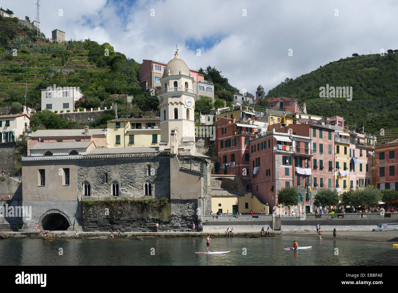 Vernazza Hafen mit Wasser Kirche Cinque Terre Ligurien Italien Stockfoto