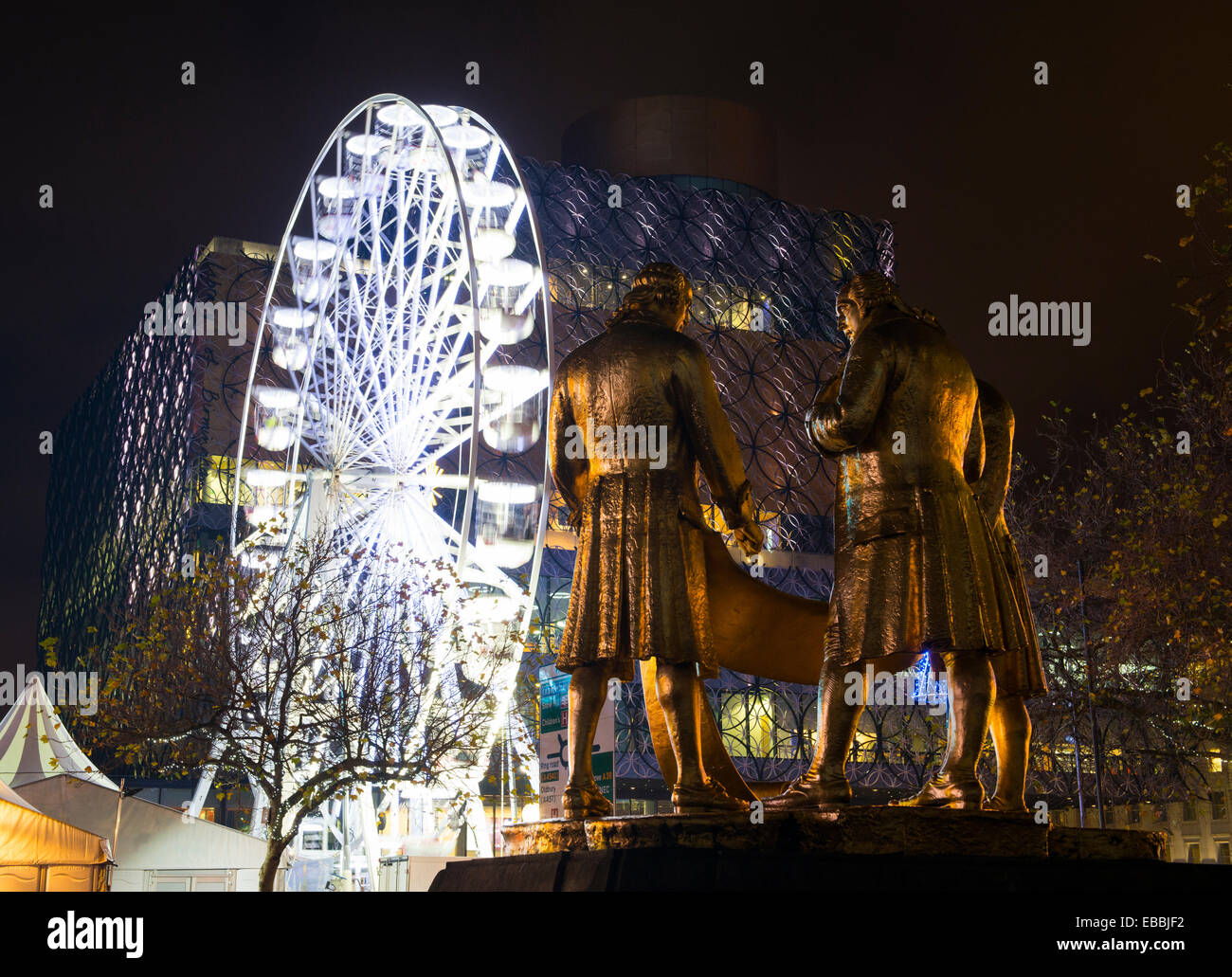 Die Bronzestatue von Matthew Boulton, James Watt und William Murdoch vor dem Riesenrad und Bibliothek, Birmingham, England. Stockfoto